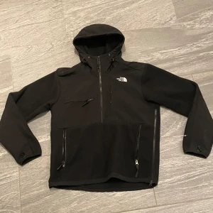 Svart fleecejacka från The North Face - En svart denali anorak fleece jacka från the north face, riktigt snygg och praktisk. Storlek medium.