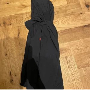 Svart jacka med huva från Ralph Lauren - Säljer en Ralph lauren wind jacka som är jätte fin och i 9/10 skick i storlek xs herr 