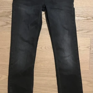 Black jeans from  Levi's - Stylish black jeans from Levi's with a classic design and five pockets. They have a discreet wash for a modern look and are perfect for a stylish outfit. The Levi's logo is clearly visible on the small red label by the pocket.