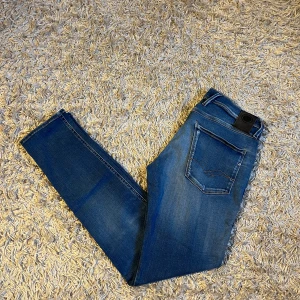 Blå replay anbass hyperflex slim jeans  - Snygga blå jeans från Replay, modell Anbass med hyperflex. De har en klassisk femficksdesign och en bekväm passform. Perfekta för en avslappnad stil. Mycket bra skick, inga märkvärda anmärkningar. En riktigt skön wash på dessa, riktigt mjuka och stretchiga i materialet. Postas antigen samma dag som köp eller dagen därpå, sänker priset 50kr vid snabb och smidig affär 💯🙌