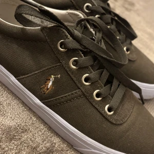 Skor från Polo Ralph Lauren - Lite lite lite smutsiga vid det vita men annars superfina 