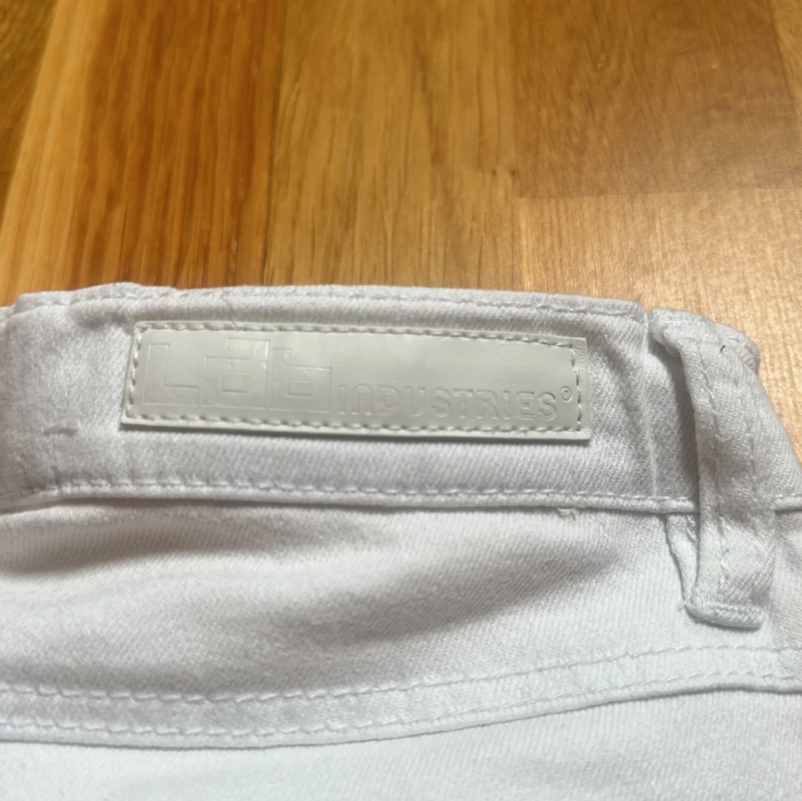 Vita jeans från lab industriers  - 3