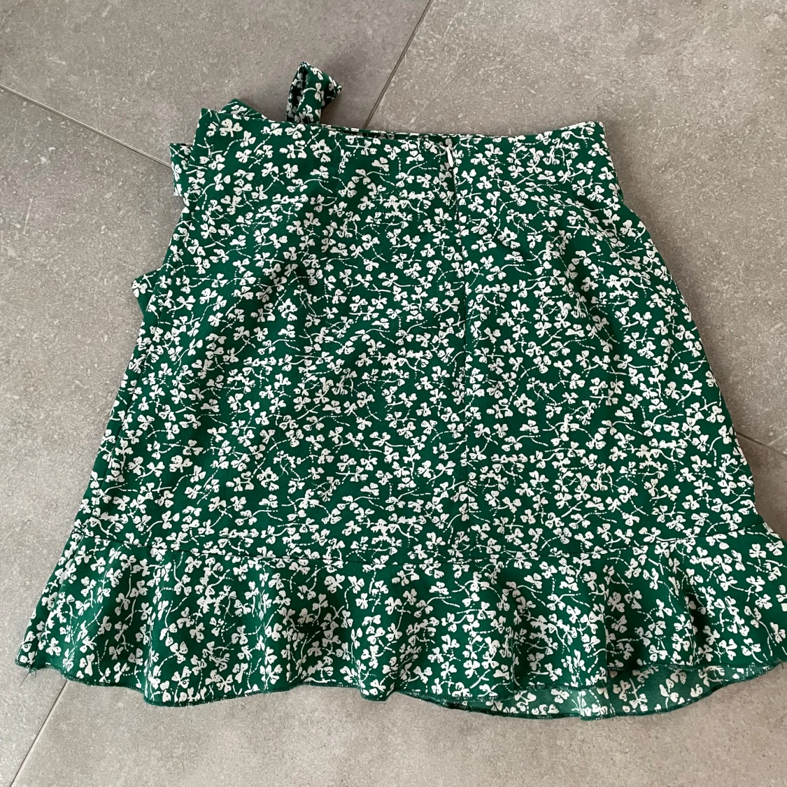 Grön blommig kjol med volang - 1