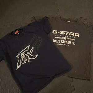 Två t-shirts från Fox och G-Star - Säljer två coola t-shirts. En blå Fox t-shirt med stort logotryck på framsidan och en gråblekt G-Star t-shirt med tryck både fram och bak. Perfekta för en avslappnad stil. Breda i modellen 