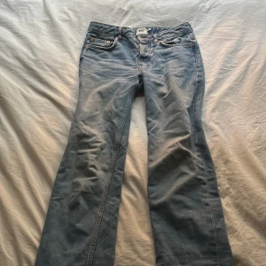 Blå jeans Icon från 157 - Snygga blå lågmidjade raka jeans från 157 med klassisk femficksdesign och knappgylf. Perfekta för en avslappnad stil. 