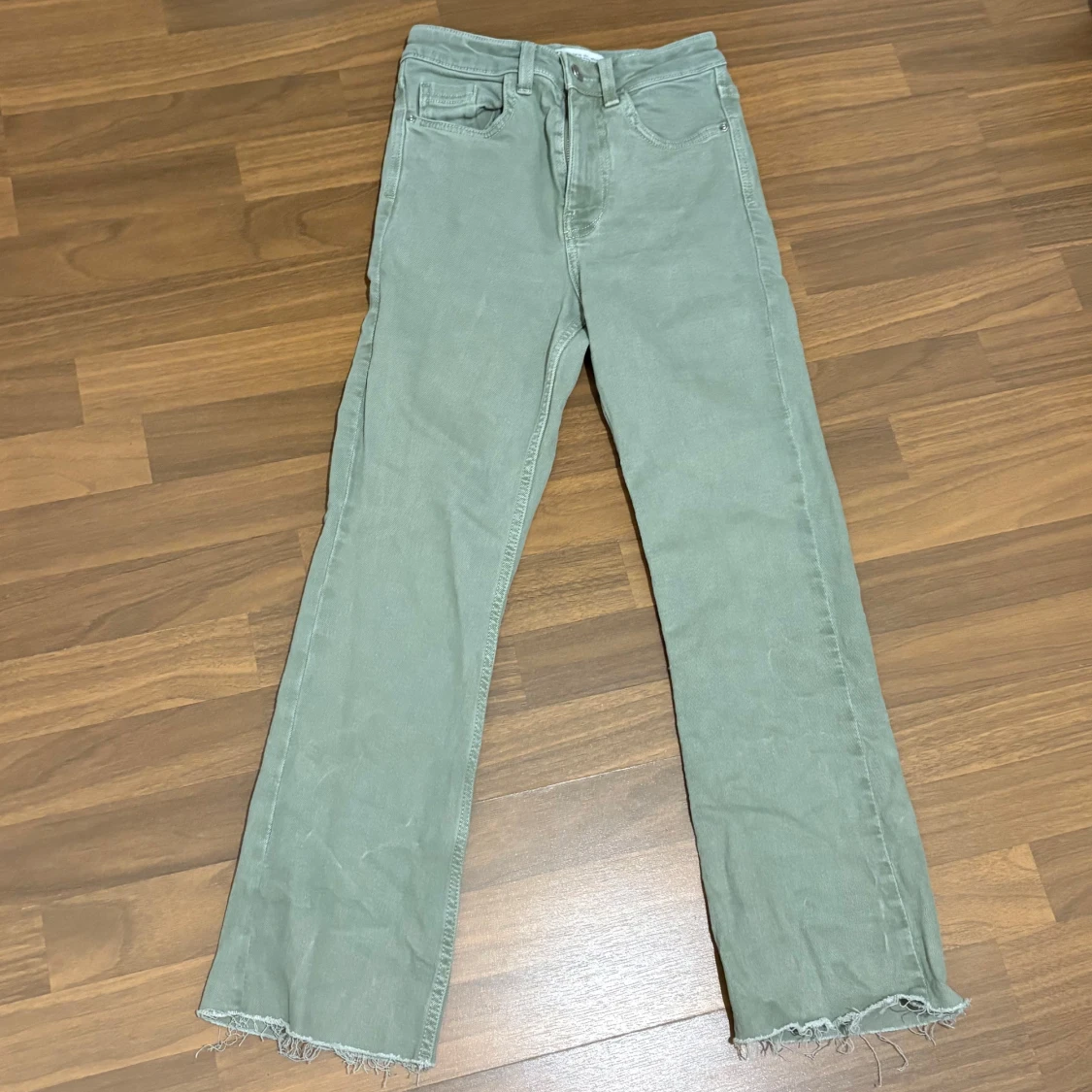 Gröna croppade jeans Zara