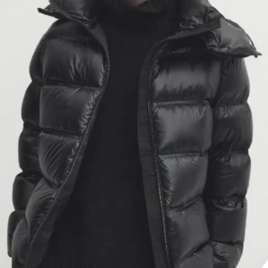 Slutsåld Massimo dutti jacka - Snygg och varm svart dunjacka med huva. Jackan har en glansig yta och dragkedja framtill. Slutsåld på hemsidan. Pris går att diskuteras!!