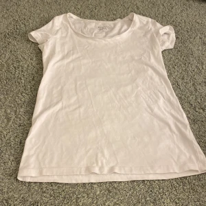 Vit t-shirt från Basic You - Säljer en enkel och stilren vit t-shirt från Basic You i ekologisk bomull. Den har en rund halsringning och korta ärmar, perfekt för en avslappnad look. Passar bra till jeans eller shorts. 🌿HELT NY! 