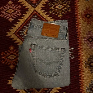 Levi's 501 ljusblå jeans - Säljer ett par klassiska Levi's 501 jeans i ljusblå denim i nästintill nyskick. De har en rak passform och knappgylf. Perfekta för en avslappnad stil med den ikoniska Levi's-lappen på baksidan. priset går ner vid snabb affär!