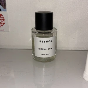 ESSNCE High on Chai parfym - En gourmand med kryddiga och varma toner. Doftar varm chai latte. Lite använd (se bild 3), men känner inte att det är min doft längre därav säljs den! 50ml.