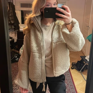 Beige teddyjacka med dragkedja - Mysig beige teddyjacka med dragkedja framtill. En favorit men upplever den kort på mig. Hör av er vid frågor ❤️