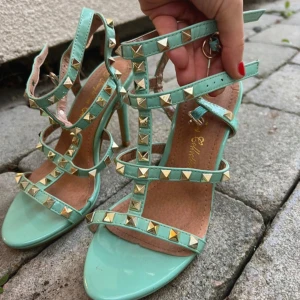 Mintgröna klackskor med nitar - Snygga mintgröna klackskor !💖