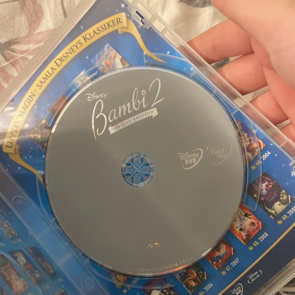 Säljer en specialutgåva av Disney's Bambi 2 på DVD. Filmen är textad på svenska, finska, engelska och isländska, med ljud i Dolby Digital 5.1. Innehåller extra material som 'Sing the Day', bortklippta scener och Disney skissblock. Perfekt för alla Disney-fans! 🦌. Böcker.