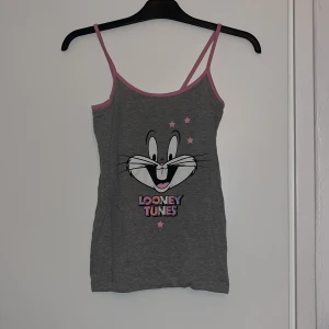 Grå Looney Tunes linne - Grått linne med Looney Tunes. Skönt att sova i. 💓