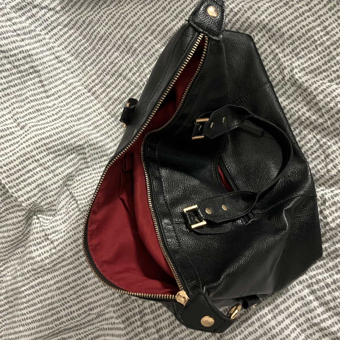 Svart skinnväska med dragkedja - 1