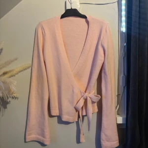 Rosa tröja - Ljus rosa stickad tröja. Aldrig använd 