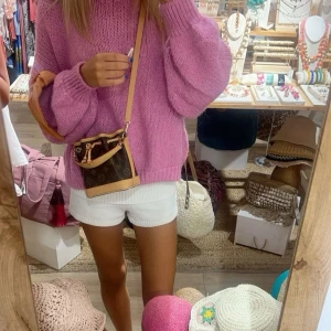 Rosa stickad tröja - Har en tröja som är väldigt lik den i bilden. Lappen är inte kvar men skulle säga att den är xs s och jag är rätt så säker på att den är från only! Bra skick. Priset kan diskuteras 