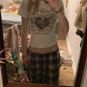 Fin crop top  - Köpt på hm för något år sedan, andvänds inte längre. Finns några små hål på baksidan och pytte små rosa fläck på fram sidan som knapp syns. 