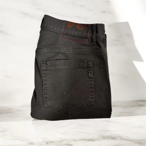 Dondup jeans - Schyssta gråa jeans från Dondup. Perfekta för en avslappnad stil. Skicka 8/10 Jeansen är endast använda ett fåtal gånger, tvättlappen/storlekslappen är avklippt | Storlek: Size 30 (passar w30 l32) | Nypris ligger på 2200kr | Det är bara att skriva om ni har frågor eller funderingar!