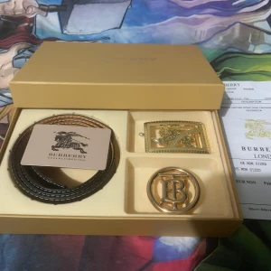 Burberry Belt. - Säljer denna bälten för 2/3 delar av vad jag betala, vilket menas att jag betala 1/3 mer än vad jag säljer den nu. Den kommer med boxen och även kvittot!