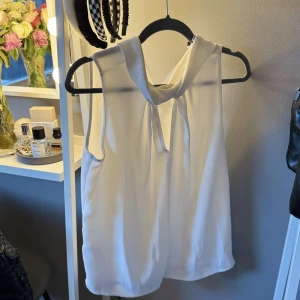 Vit blus - Super fin och elegant💕 Köpt på plick men märket är Mango💕