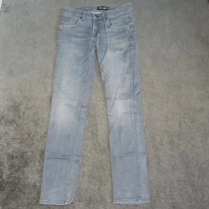 Ljus blå jeans från Cars Jeans - Snygga blå jeans från Cars Jeans med en klassisk femficksdesign. De har en rak passform och är perfekta för en avslappnad stil. Jeansen har en knappgylf och är tillverkade i ett slitstarkt denimtyg.