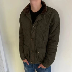 Ralph Lauren Vår Jacka - Ralph Lauren Quilted jacket | Skick: 9,5 (inga defekter) | Storlek: S | Nypris: Ca 4000-5000kr | Modell: 180cm & 70kg | Tveka inte att höra av er vid minsta lilla intresse eller fundering!