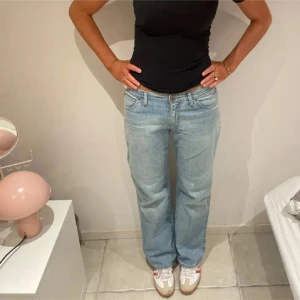 Lowwaist ljusblå jeans Big star - Säljer dessa supersnygga lågmidjade jeansfrån Big star! Skriv om du har några frågor. Köpta på plick men passade inte. Modellen är 175 cm. Midjemått: 42x2cm. Innerbenslängd: 78 cm.