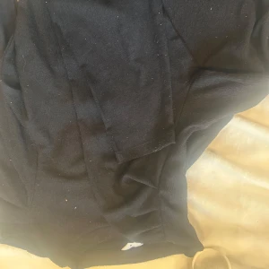 Svart kappa - Tyvärr nopprig men använd 1 gång