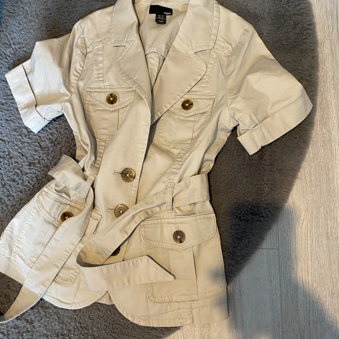 Beige trenchcoat med bälte