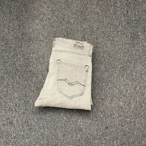 Replay jeans - Säljer ett par feta replay jeans som är i storlek 28/30 är i 9/10 sckick