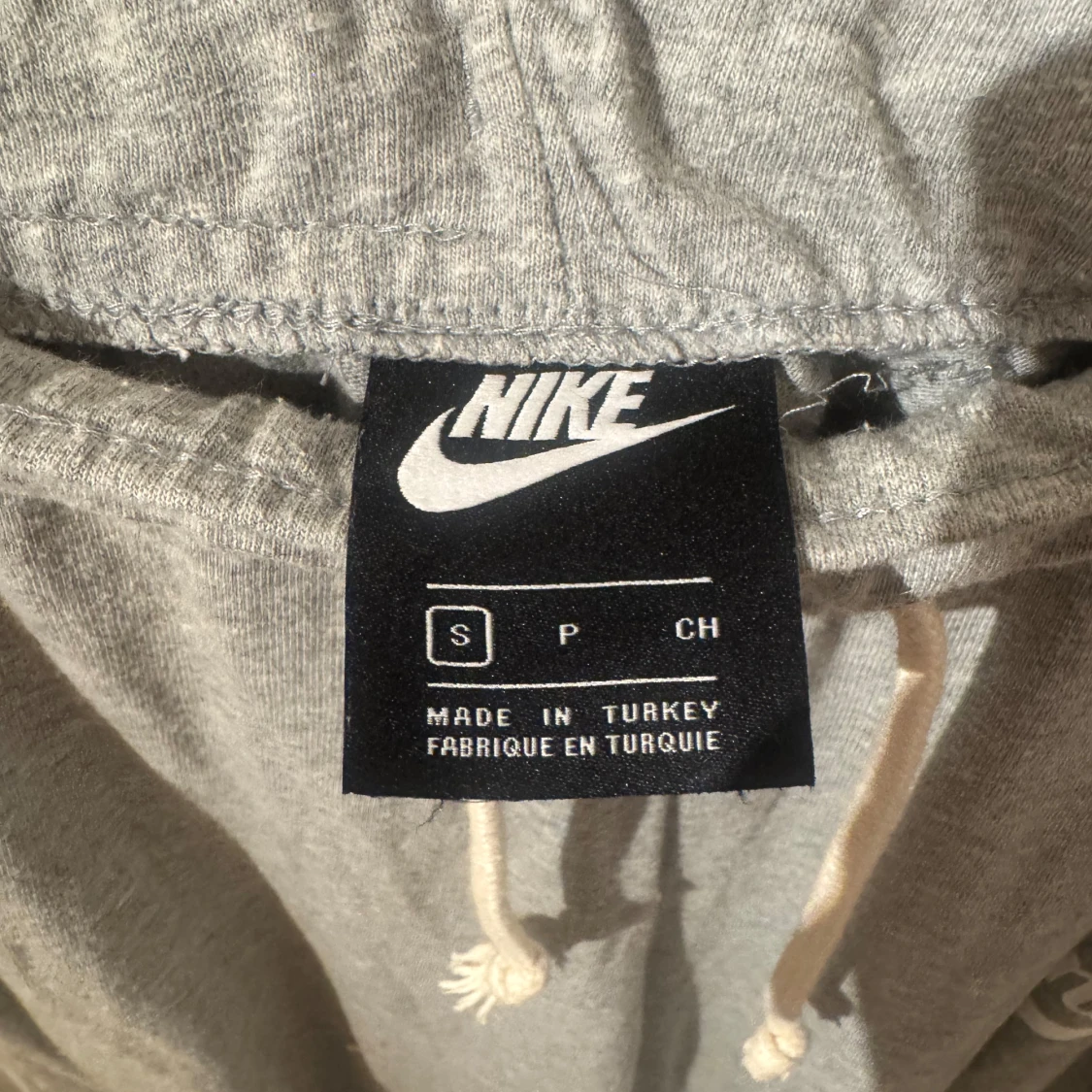 Grå mjukisbyxor från Nike - 2