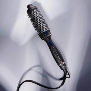 Björn Axén Tools värmeborste - Säljer en stilren värmeborste från Björn Axén Tools. Den har en svart och silver design med blå detaljer och en keramisk borste för skonsam styling. Perfekt för att skapa volym och lockar med enkelhet. Sladden är roterbar för smidig användning. Ny pris 799