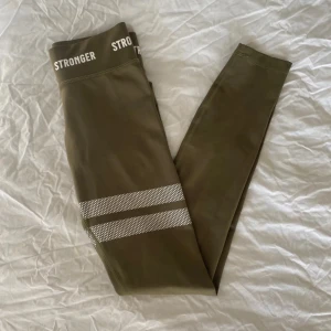 Tränings tights - Säljer mina stronger tränings tights med hög midja i färgen ”olive night”, i nyskick. Köpt för 899kr. Säljer då dom är för små 🌸✨