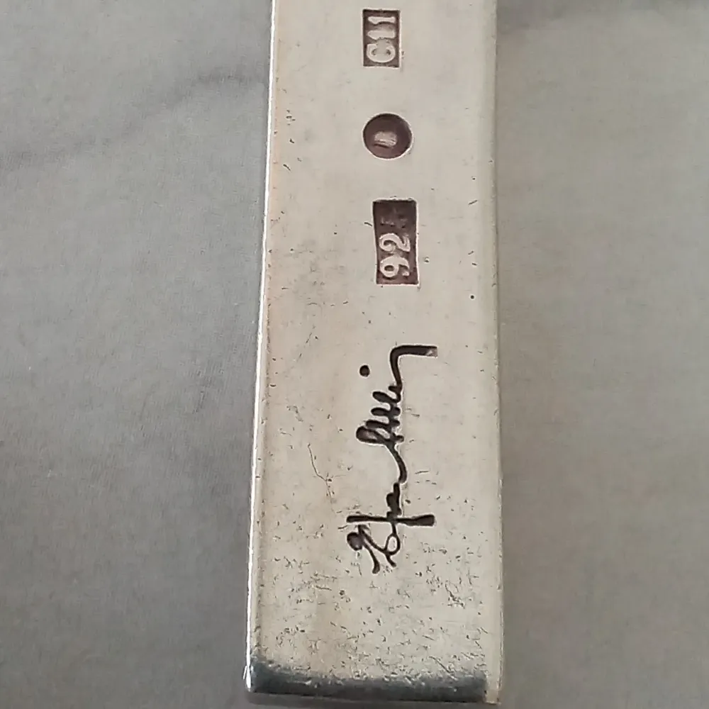 Ett stilrent hänge från ehva attling i äkta silver med ett rektangulärt hänge. Hänget är stämplat med 'Carpe Diem' och har även silverstämplar (925) samt en signatur. Kedjan är en kulkedja i silver med ett spänne som också är stämplat med 925. 42cm. Asusteet.