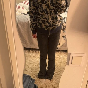 Jeans - Säljer även dessa från Gina, de är midrise!! Väldigt mörkgrå, basic o passar till det mesta. Köpte för ett tag sedan o även slitna (som syns på nån av bilderna) så därav priset 🌼🌼
