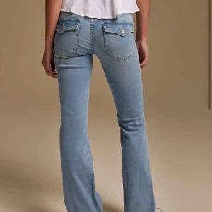 Ljusblå bootcut jeans - Snygga ljusblå bootcut jeans med fina detaljer båda fram och bak. Perfekta nu till våren. Använda men har inga defekter. Nypris 699kr