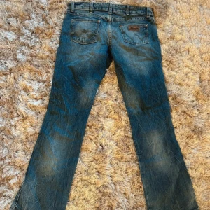 Blå jeans med slitningar - Såå snygga och unika med slitningarna!!! Midjemått: 39 innerben: 81 midjehöjd: 20