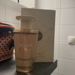 Eclair Affair 100ml - French Avenue Eclair Affair! Ny. Endast testat med ett litet sprut, full flaska 💐 Doft av vanilj, kola/ karamell. Lik Bianco Latte och Lattafa Eclaire 