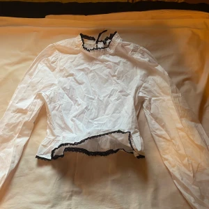 Vit blus med puffärm från H&M - Har inte använd den en ända gång, 
