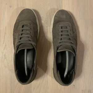 Axel Arigato 360 Platform sneakers - Snygga mörkgråa skor storlek 44 i mocka och vit sula från Axel Arigato. Skorna är i hyfsat bra skick men har använts en del. En defekt finns där bak, men det påverkar inte så mycket,(Se sista bilden.) skorna är i modellen 360 platform och nypris är 2500kr! OBS! Jag kan rengöra skorna innan de skickas🙂 Hör av er vid frågor!🔥🤝