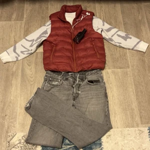 Vit och grå mönstrad tröja. - Säljer den pgd av att den inte används den är använd max 3-4 gånger 