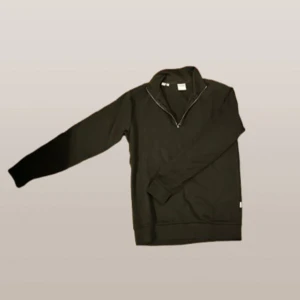 Grön Half-Zip från Selected Homme - Snygg grön half-zip från Selected Homme med dragkedja vid halsen. Perfekt för en stilren look. Tröjan har långa ärmar och en bekväm passform. Pris kan diskuteras.