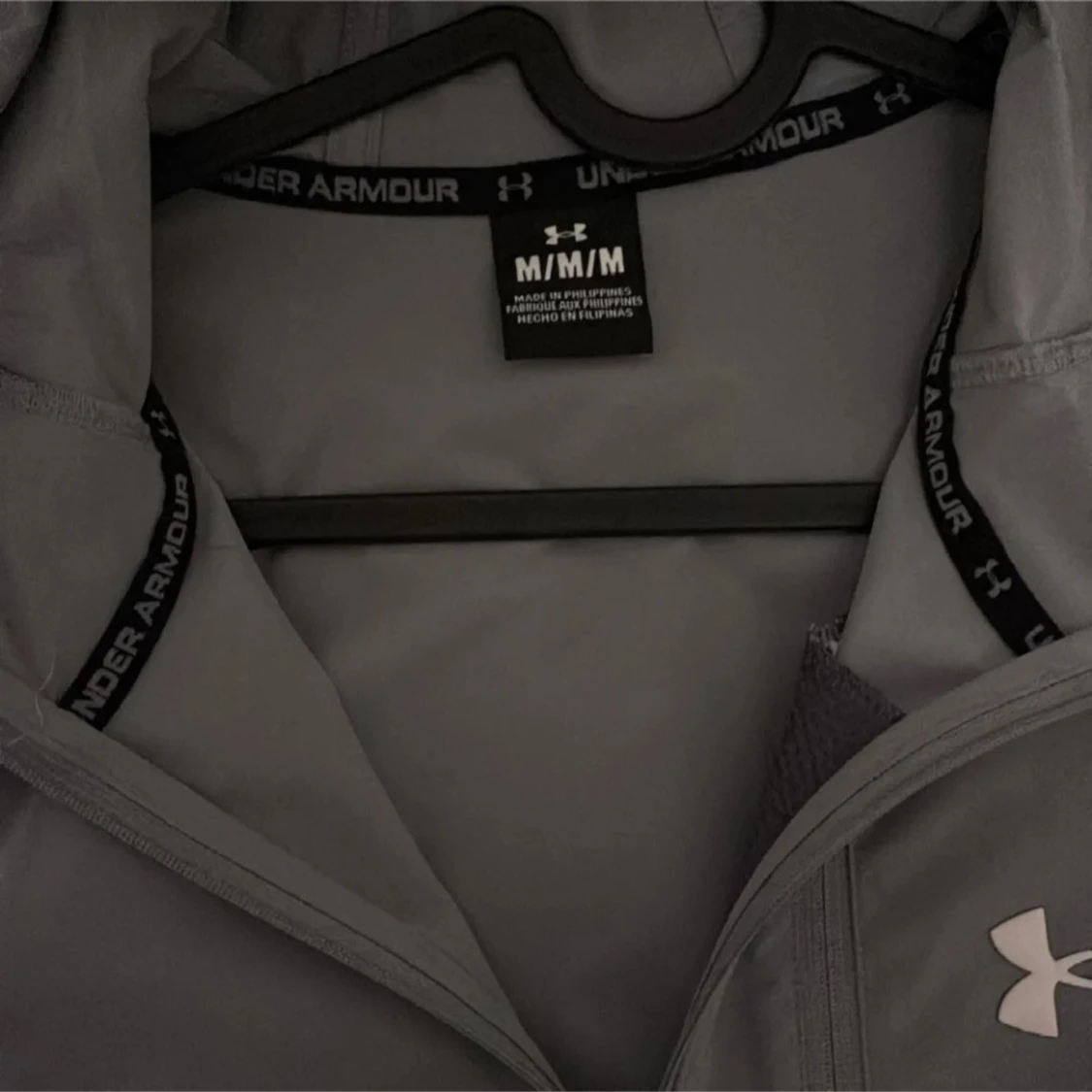 Grå och svart jacka från Under Armour - 2