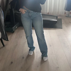 Blå jeans från Gina tricot - Snygga blå jeans från Perfect Gear med klassisk femficksdesign och knappgylf. Perfekta för en avslappnad stil. De har en rak passform och är tillverkade i slitstarkt denim.