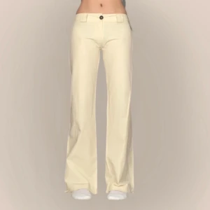 Beige byxor från La Bella - Snygga lågmidjade  byxor från La Bella! De har ingen stretch och är gjorda i ett lite genomskinligt plastigt material. Jag på bilden har strl 38 på underdelar och är 170cm lång. Klicka på köp nu <3