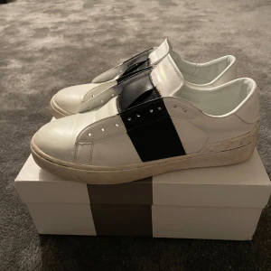 Valentino Open - Säljer ett par riktigt feta valentino opens i riktigt bra skick! Svarta delen på skon är gjort utav lädermaterial som ger det en mer avslappnad och laidback look. Skorna är stilrena, samt sitter väldigt skönt!🥂 Perfekt för dig som letar efter en avslappnad look, och letar efter de perfekta skorna nu till våren!🍾 OG skosnören samt box tillkommer❗️ Priset kan sänkas vid snabb affär!😍Är osäker på äkthet eftersom de är köpta från Plick. Tveka inte på att höra av dig vid minsta fundering!💛