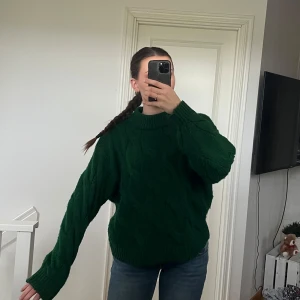 Grön stickad tröja  - Grön stickad tröja 🌸