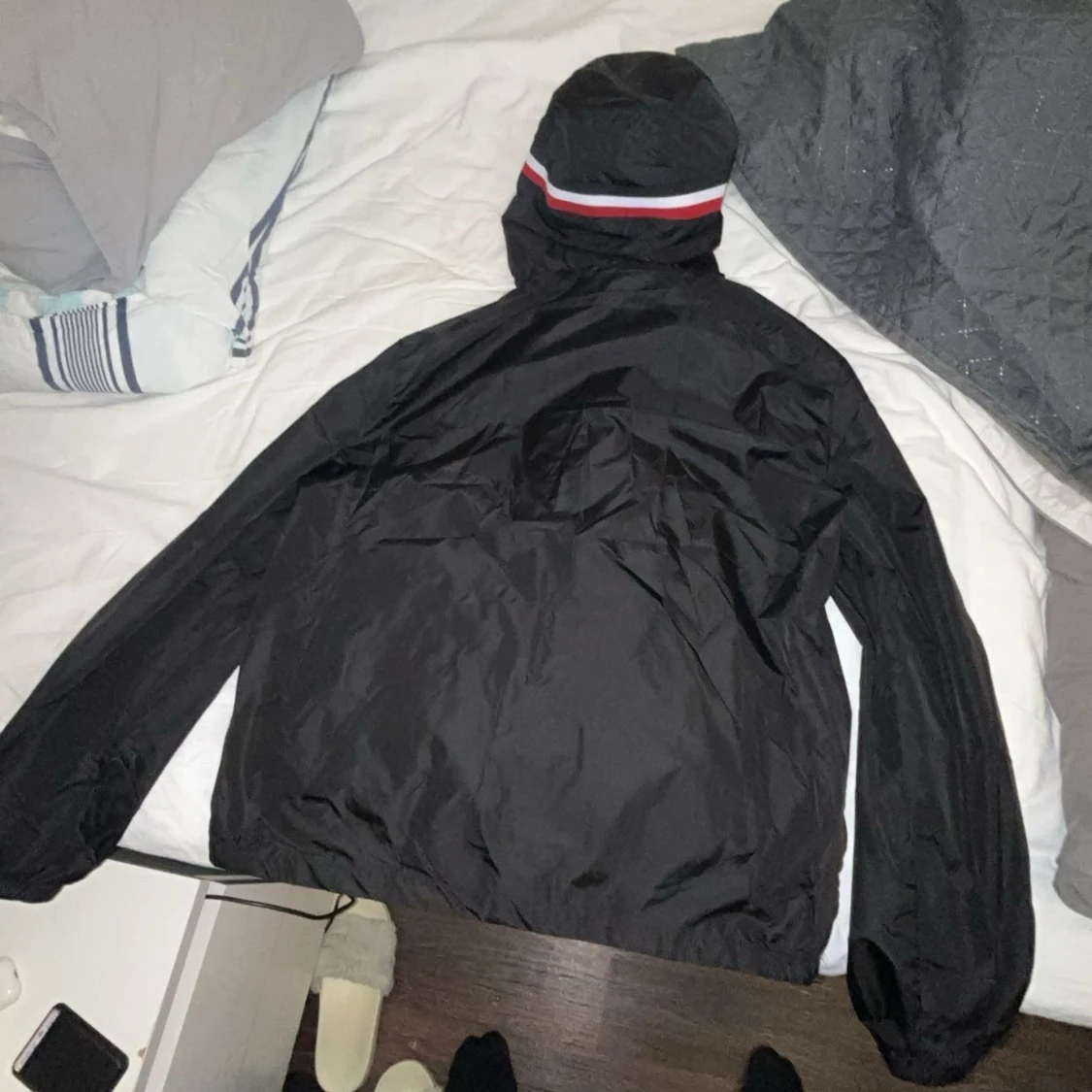 Svart vindjacka med huva - 2