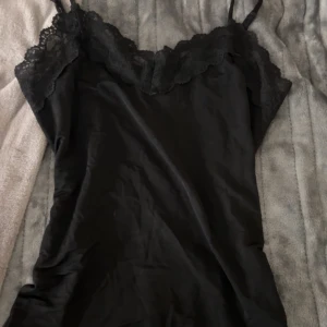 Spetslinne - Helt oanvänt spetslinne från object strl:s/m men passar mig som har xs/s 💖✌🏽